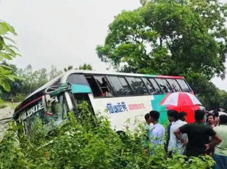 মেয়েকে স্কুলে পৌঁছে দিতে গিয়ে বাসের ধাক্কায় দুজনই নিহত