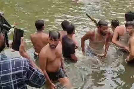 মায়ের হাত ফসকে পুকুরে তলিয়ে গেল শিশু, এক ঘণ্টা পর মরদেহ উদ্ধার
