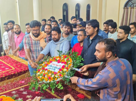 মাওলানা ভাসানীর মাজার জিয়ারত করেছেন নাহিদ ইসলাম