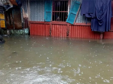 নোয়াখালীতে পানিবন্দি দুই লাখ মানুষ, ৪০ ঘরবাড়ি বিধ্বস্ত