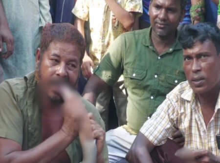‘কিং কোবরা’ কাঁচা চিবিয়ে খেলেন এক সাপুড়ে