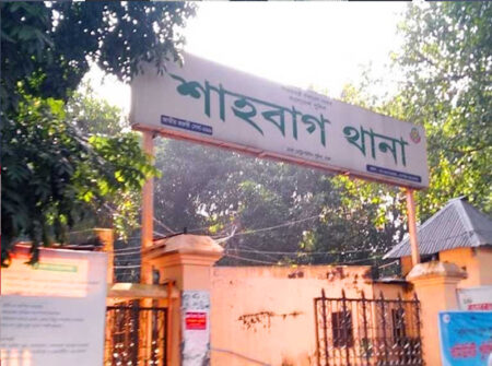 শাহবাগে দিনে-দুপুরে অস্ত্র ঠেকিয়ে আড়াই লাখ টাকা ছিনতাই