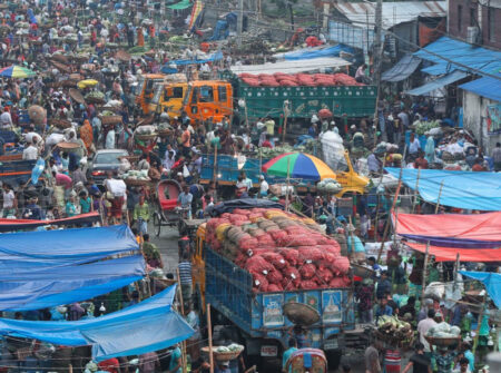 কারওয়ান বাজারে সেনাবাহিনীর সন্ত্রাস-চাঁদাবাজি-মাদকবিরোধী অভিযান