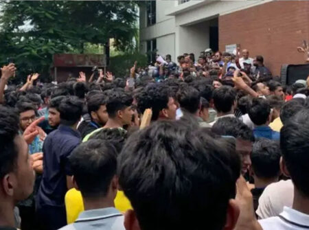 শিক্ষার্থীদের সঙ্গে পুলিশের ধাওয়া-পাল্টা ধাওয়া, মাথা ফাটল ৩ শিক্ষার্থীর