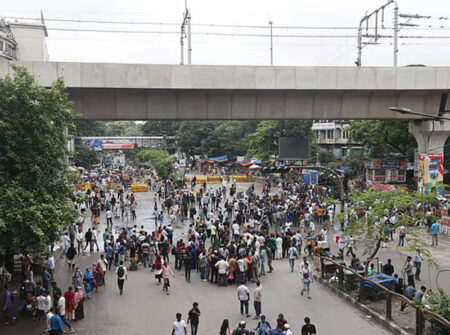 ‘জুলাই সনদের’ দাবিতে শাহবাগে অবরোধ, দুর্ভোগে যাত্রীরা