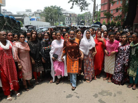 ‘বাচ্চাদের কষ্ট দেখে ঘরে থাকতে পারিনি, রক্ত দিতে এসেছি’