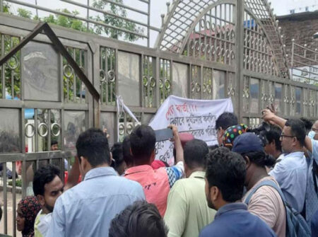মাইলস্টোন ক্যাম্পাসে মূল ফটক বন্ধ, ঢুকতে পারছেন না অভিভাবক ও সাংবাদিক