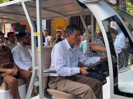 চট্টগ্রাম বিশ্ববিদ্যালয়ে শিক্ষার্থীদের জন্য চালু হলো ‘বৈদ্যুতিক শাটল গাড়ি’