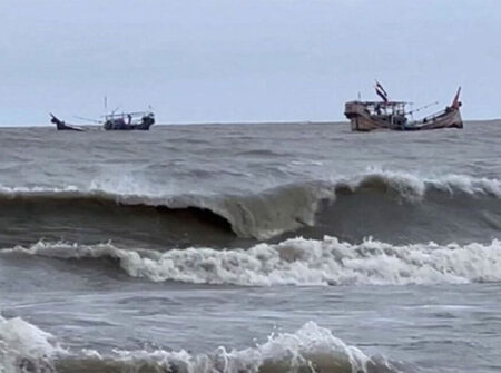 ৫ দিন সাগরে ভেসে মৃত্যুকে হারিয়ে বেঁচে ফিরলেন জেলে মোরশেদ!