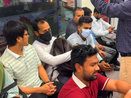 মেট্রোতে চড়লেন মুশফিক-মিরাজ