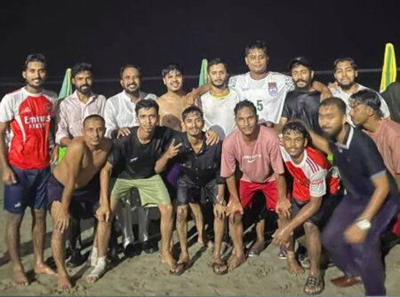 কক্সবাজার সৈকতে বৃষ্টিতে ফুটবল খেলেছেন হাসনাত আব্দুল্লাহ