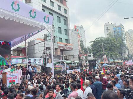 রাজধানীতে তীব্র যানজটে ভোগান্তিতে পড়েছে সাধারণ মানুষ