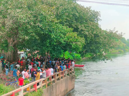 রেলিংয়ের ওপর দিয়ে হাঁটার সময় নদীতে পড়ে শিশু নিখোঁজ