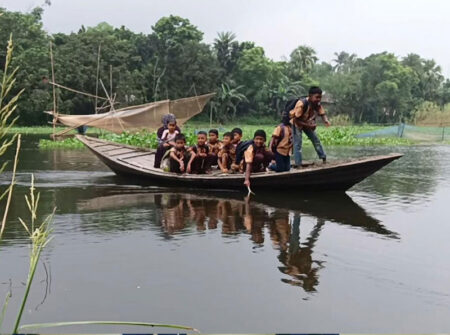 স্কুলে যেতে রশি টানা নৌকাই একমাত্র ভরসা