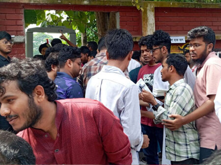 ভোটার লাইনে প্রার্থীদের প্রচারণা, ‘বিরক্ত’ ভোটাররা