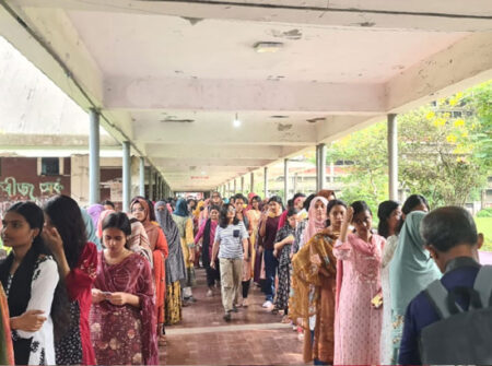 টিএসসি কেন্দ্রে ৩ ঘণ্টায় ভোটের হার ৩৫ শতাংশ