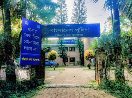 শ্রমিকদের কাছে ৫ লাখ টাকা চাঁদা দাবি, অবরুদ্ধ করা হয় ৩ ঘন্টা