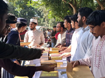 চবি শিক্ষার্থীদের মাঝে বিনা মূল্যে ৫ হাজার কোরআন বিতরণ