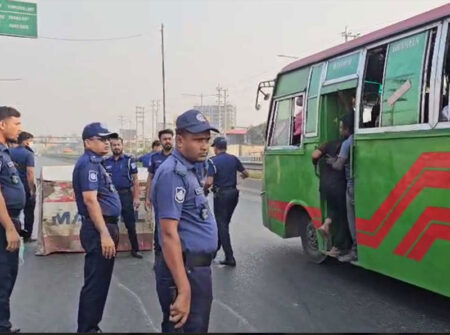 নাশকতা রোধে আমিনবাজারে পুলিশের চেকপোস্ট