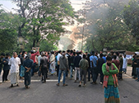‘লকডাউন’ কর্মসূচিকে কেন্দ্র করে ফরিদপুর-ঢাকা-খুলনা মহাসড়কে যান চলাচলে বাধা