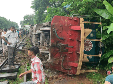 লাইনচ্যুত ট্রেনের বগি উদ্ধার, ১১ ঘণ্টা পর সচল রেললাইন