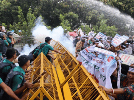 শিক্ষকদের পদযাত্রায় পুলিশের বাধা, সাউন্ড গ্রেনেড ও জলকামান নিক্ষেপ
