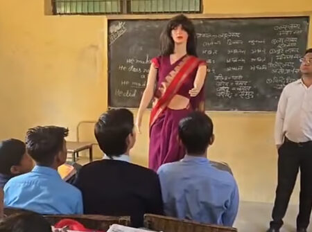 ভারতের এক শিক্ষার্থীর এআইচালিত রোবট ক্লাস নিলেন শ্রেণীকক্ষে
