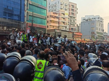 মার্চ টু ইন্ডিয়ান হাইকমিশন কর্মসূচিতে রাস্তা অবরোধ , ভোগান্তিতে যাত্রীরা