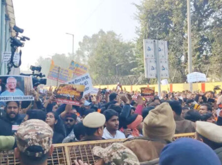 ভারতে বাংলাদেশ হাইকমিশনের সামনে হিন্দু সংগঠনের বিক্ষোভ ও সংঘর্ষ
