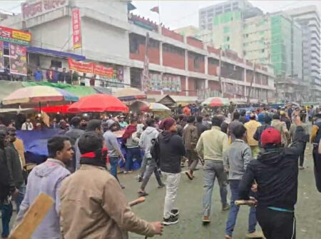কারওয়ান বাজারে চাঁদাবাজি বন্ধের দাবিতে মানববন্ধনে হামলা