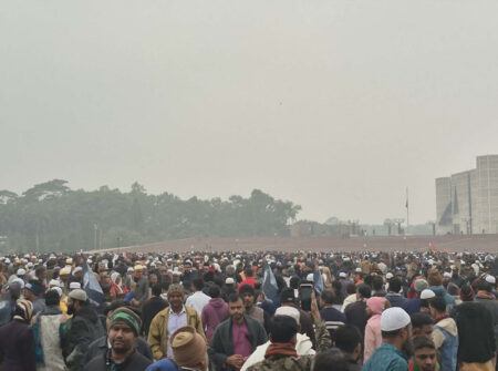 ভিড় সামলাতে খুলে দেওয়া হলো জাতীয় সংসদের দক্ষিণ প্লাজার প্রবেশ পথ