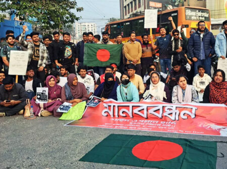 হাদি হত্যার বিচারের দাবিতে কুষ্টিয়ায় মহাসড়ক অবরোধ