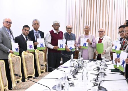 প্রধান উপদেষ্টার কাছে জাতীয় কর কাঠামো পুনর্বিন্যাস সংক্রান্ত কমিটির প্রতিবেদন পেশ