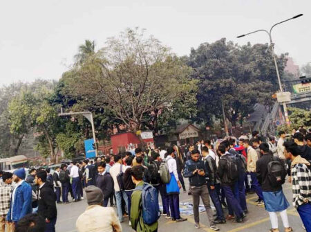 ফার্মগেট মোড়ে সড়ক অবরোধ, যান চলাচল বন্ধ