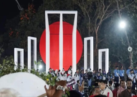 অমর একুশে ফেব্রুয়ারি পালন করছে জাতি