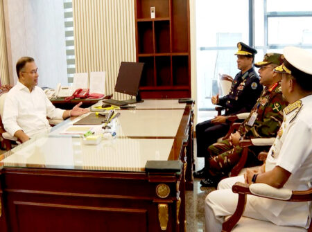 প্রধানমন্ত্রী তারেক রহমানের সঙ্গে তিন বাহিনীর প্রধানের সাক্ষাৎ