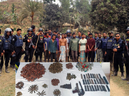 সীতাকুণ্ডে জঙ্গল সলিমপুরে যৌথবাহিনীর বিশেষ অভিযান: বিপুল পরিমাণ অস্ত্র উদ্ধার, ২২ জন আটক