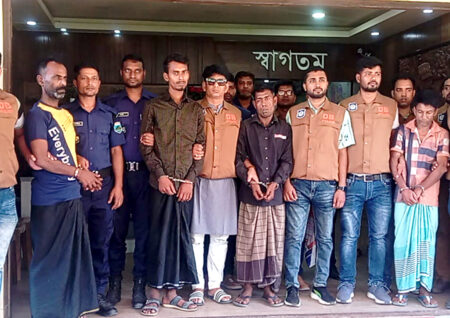নওগাঁয় ডাকাত দলের ৪ সদস্য গ্রেপ্তার, অস্ত্র ও লুণ্ঠিত মালামাল উদ্ধার
