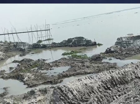 পাটুরিয়ায় অবৈধ মাটি উত্তোলন, বাড়ছে নদীভাঙনের আশঙ্কা