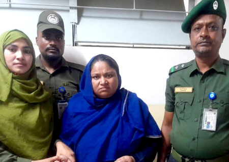 বিএমইউ (সাবেক পিজি) হাসপাতালে আনসার সদস্যদের তৎপরতায় নারী প্রতারক আটক