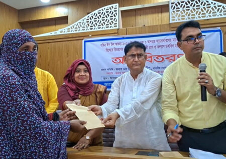 মান্দায় ৫০০ অসহায়- দুস্থ পরিবারের মাঝে ১০ লাখ টাকা অর্থ সহায়তা প্রদান করলেন এমপি ডাঃ টিপু