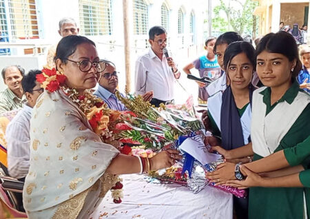 নিজ শিক্ষা প্রতিষ্ঠানে সংবর্ধনা পেলো সংরক্ষিত আসনের এমপি সুবর্ণা সিকদার ঠাকুর