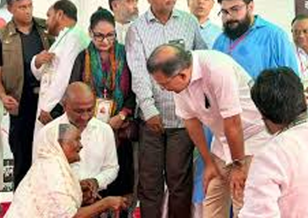 প্রধানমন্ত্রীকে পেয়ে প্রাণভরে দোয়া করলেন দৃষ্টিহীন নূরজাহান বেগম