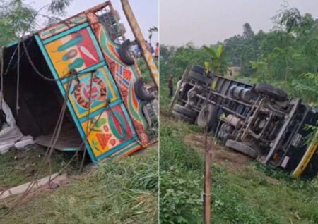 টাঙ্গাইলে যমুনা সেতুর কাছে রডবোঝাই ট্রাক উল্টে নিহত ১৫