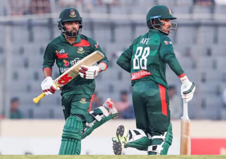 পাওয়ার প্লেতে ধস, বৃষ্টিতে থেমে গেল বাংলাদেশের ইনিংস