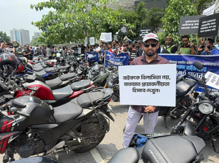 ‘মোটরসাইকেলের কর আমি দেব না’—এনবিআরের সামনে বাইকারদের প্রতিবাদ