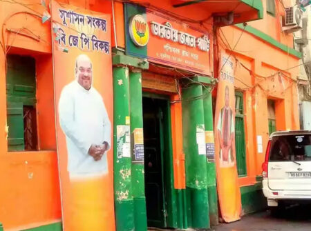 গণনায় এগিয়ে বিজেপি, ফল আসার আগেই কলকাতায় উল্লাস