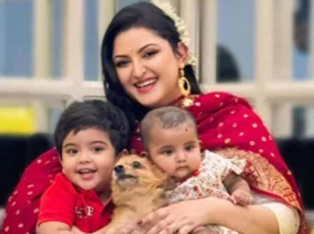 মা দিবসে দুই সন্তানকে নিয়ে পরীমনির আবেগঘন মুহূর্ত