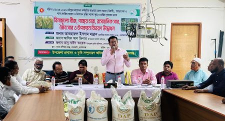 সোনারগাঁয়ে কৃষিই সমৃদ্ধি স্লোগানে বিনামূল্যে কৃষি উপকরণ বিতরণ
