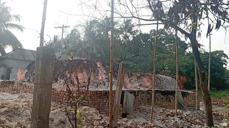 সোনারগাঁয়ে অবৈধ চুনা-ঢালাই কারখানা : তিতাস কর্মকর্তার যোগসাজসে মাসে কোটি টাকার রাজস্ব বঞ্চিত সরকার